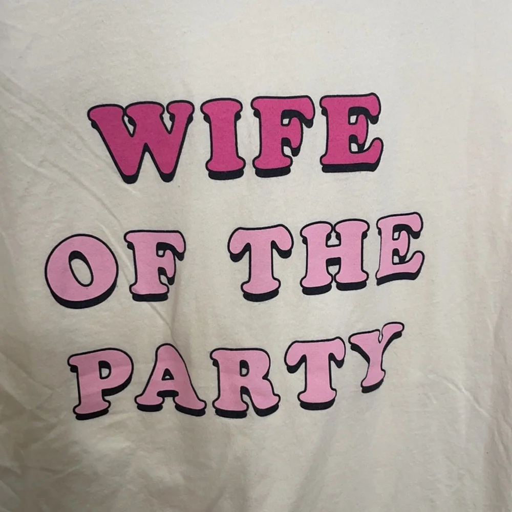 FRIDAY + SATURDAY WIFE OF THE PARTY TEE MEDIUM - Picture 5 of 8